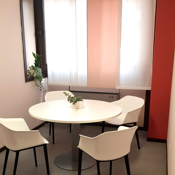 Sala per incontri e colloqui con tavolo rotondo e sedute