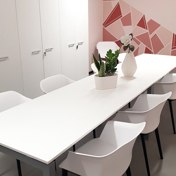 Sala riunioni con tavolo lungo e sedute