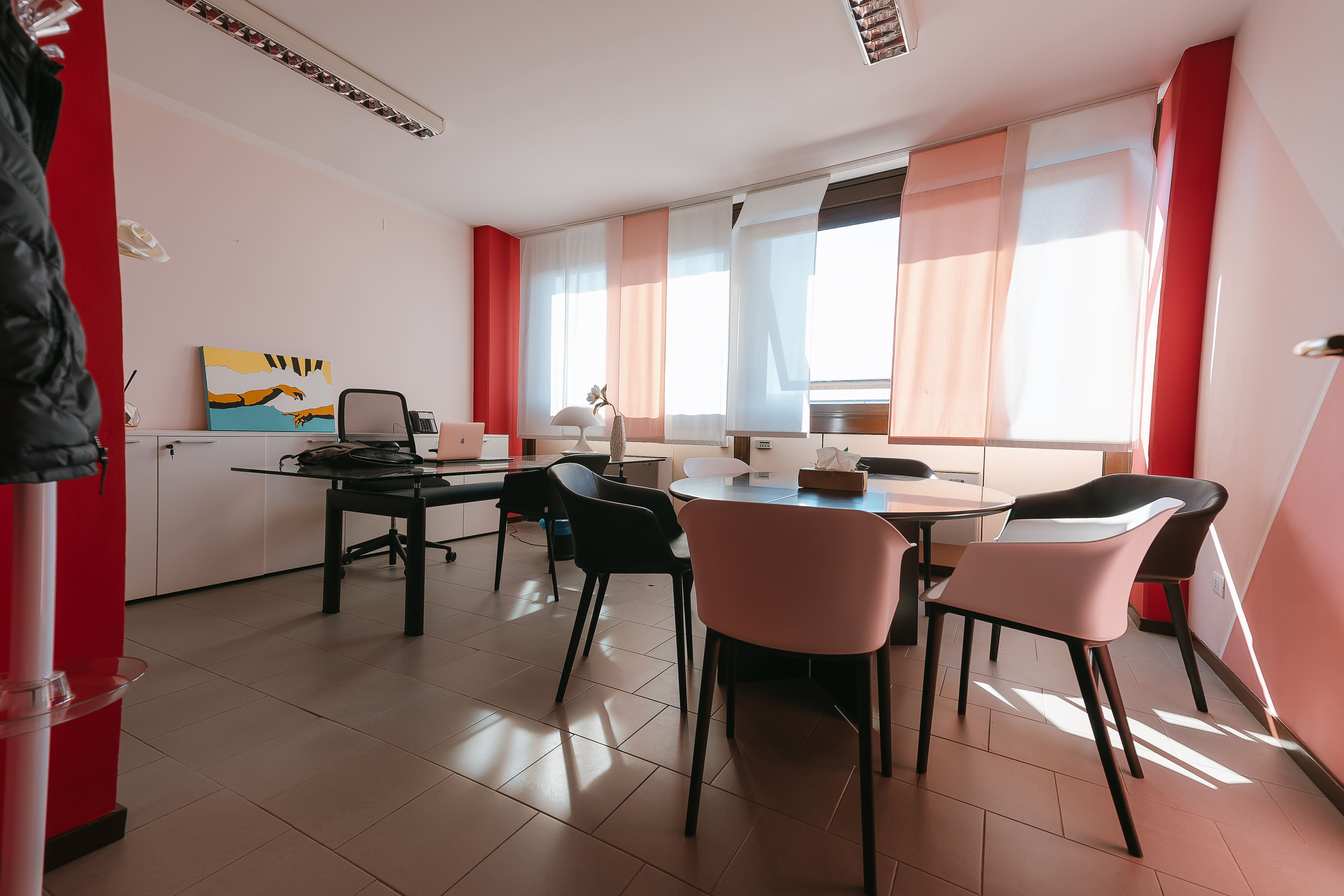 Sala per attività e incontri con tavolo centrale e sedute