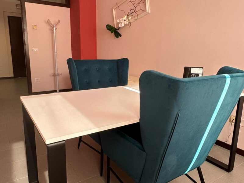Studio per colloqui con poltrone e tavolo in ambiente clinico