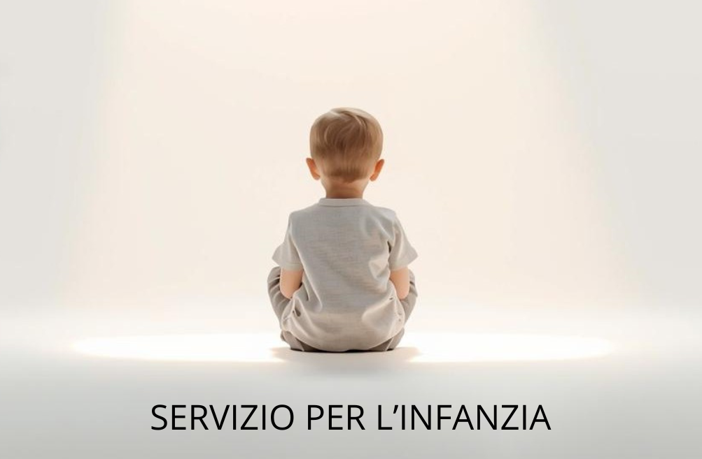 Bambino seduto in uno spazio luminoso in un contesto simbolico